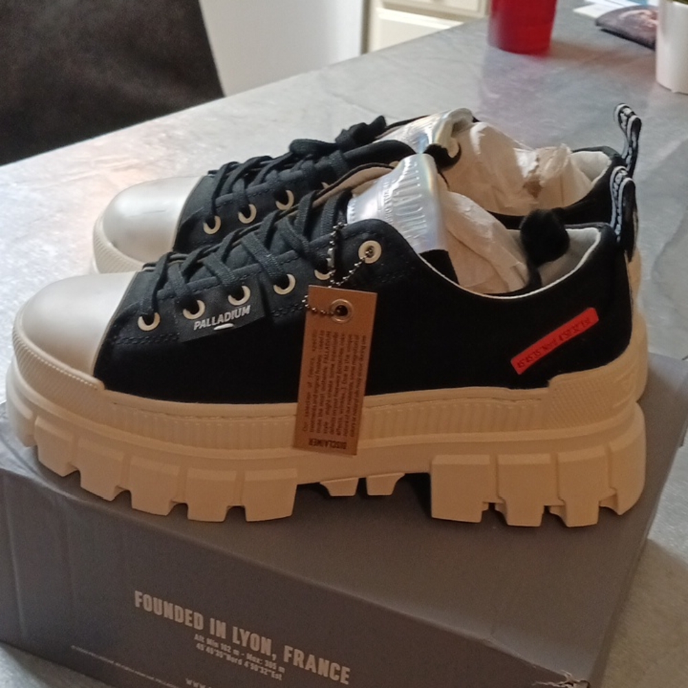 Palladium Revolt Lo Tx Woman's Size 8.5 NWT